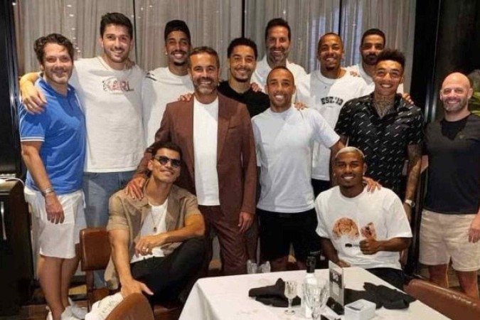 Artur Jorge ao lado de jogadores do Botafogo, com quem emendou conquistas em 2024 - (crédito: Foto: Reprodução) Artur Jorge ao lado de jogadores do Botafogo, com quem emendou conquistas em 2024 - (crédito: Foto: Reprodução)
