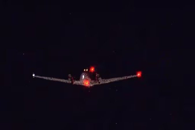Avião de pequeno porte tem problemas para pousar em São Paulo - (crédito: Reprodução/Brasil Urgente/Band via Estadão) Avião de pequeno porte tem problemas para pousar em São Paulo - (crédito: Reprodução/Brasil Urgente/Band via Estadão)