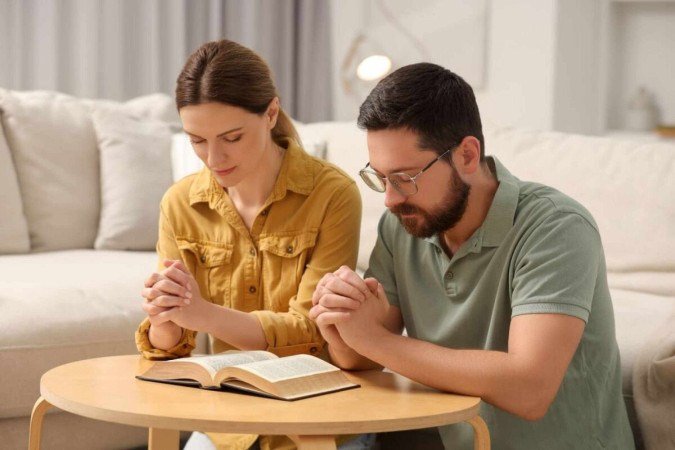 As orações ajudam a renovar o amor e proteger a conexão do casal (Imagem: New Africa | Shutterstock) - (crédito: EdiCase) As orações ajudam a renovar o amor e proteger a conexão do casal (Imagem: New Africa | Shutterstock) - (crédito: EdiCase)