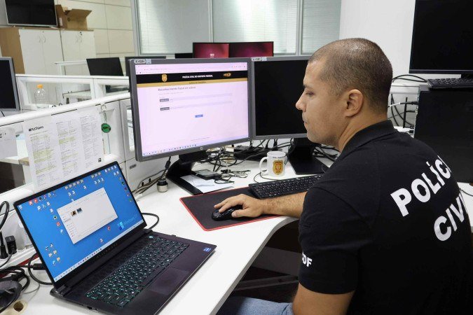 Com apenas um clique e uma foto, o profissional de segurança consegue ar o histórico de uma pessoa, incluindo todas as ocorrências em que ela esteve envolvida - (crédito: Bruna Gaston/CB/D.A Press) Com apenas um clique e uma foto, o profissional de segurança consegue ar o histórico de uma pessoa, incluindo todas as ocorrências em que ela esteve envolvida - (crédito: Bruna Gaston/CB/D.A Press)