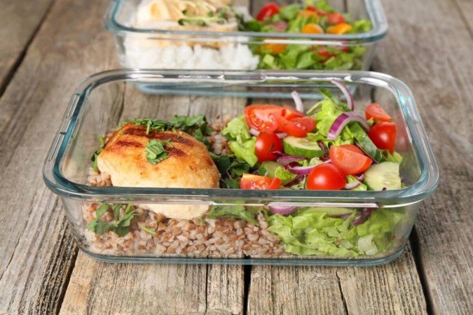 Frango grelhado com salada e trigo-sarraceno (Imagem: New África | Shutterstock) - (crédito: EdiCase) Frango grelhado com salada e trigo-sarraceno (Imagem: New África | Shutterstock) - (crédito: EdiCase)