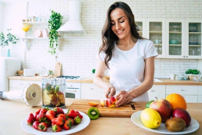 Uma alimentação rica em nutrientes ajuda a evitar a queda de cabelo (Imagem: Olha Povozniuk | Shutterstock) - (crédito: EdiCase) Uma alimentação rica em nutrientes ajuda a evitar a queda de cabelo (Imagem: Olha Povozniuk | Shutterstock) - (crédito: EdiCase)