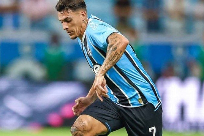PAVÓN - Tentou organizar o time, mas apagado, errou muitos passes. Contudo, deu a assistência para o gol de Riquelme. NOTA 6,5 -  Foto: Lucas Uebel / Grêmio