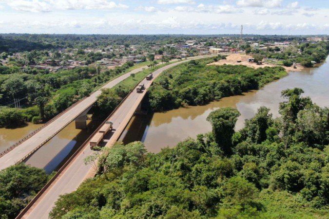 Ponte sobre o rio Candeias, na BR364, está em dinâmica de siga e pare desde o dia 1º de maio por risco de colapso na ponte - (crédito: Divulgação MPF/RO) Ponte sobre o rio Candeias, na BR364, está em dinâmica de siga e pare desde o dia 1º de maio por risco de colapso na ponte - (crédito: Divulgação MPF/RO)