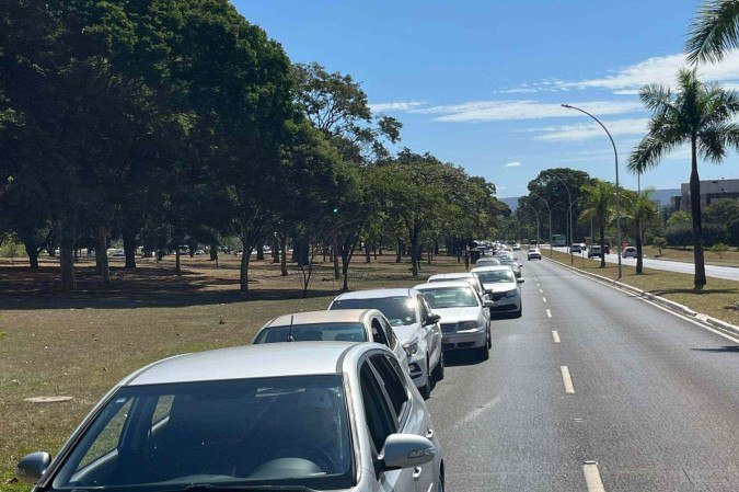 A fila estendia-se no eixinho da altura da SQN 206 até a 208 - (crédito: Bruna Pauxis) A fila estendia-se no eixinho da altura da SQN 206 até a 208 - (crédito: Bruna Pauxis)