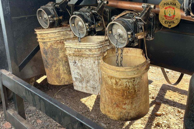 A gasolina era comercializada em um galpão no Lúcio Costa - (crédito: PCDF) A gasolina era comercializada em um galpão no Lúcio Costa - (crédito: PCDF)