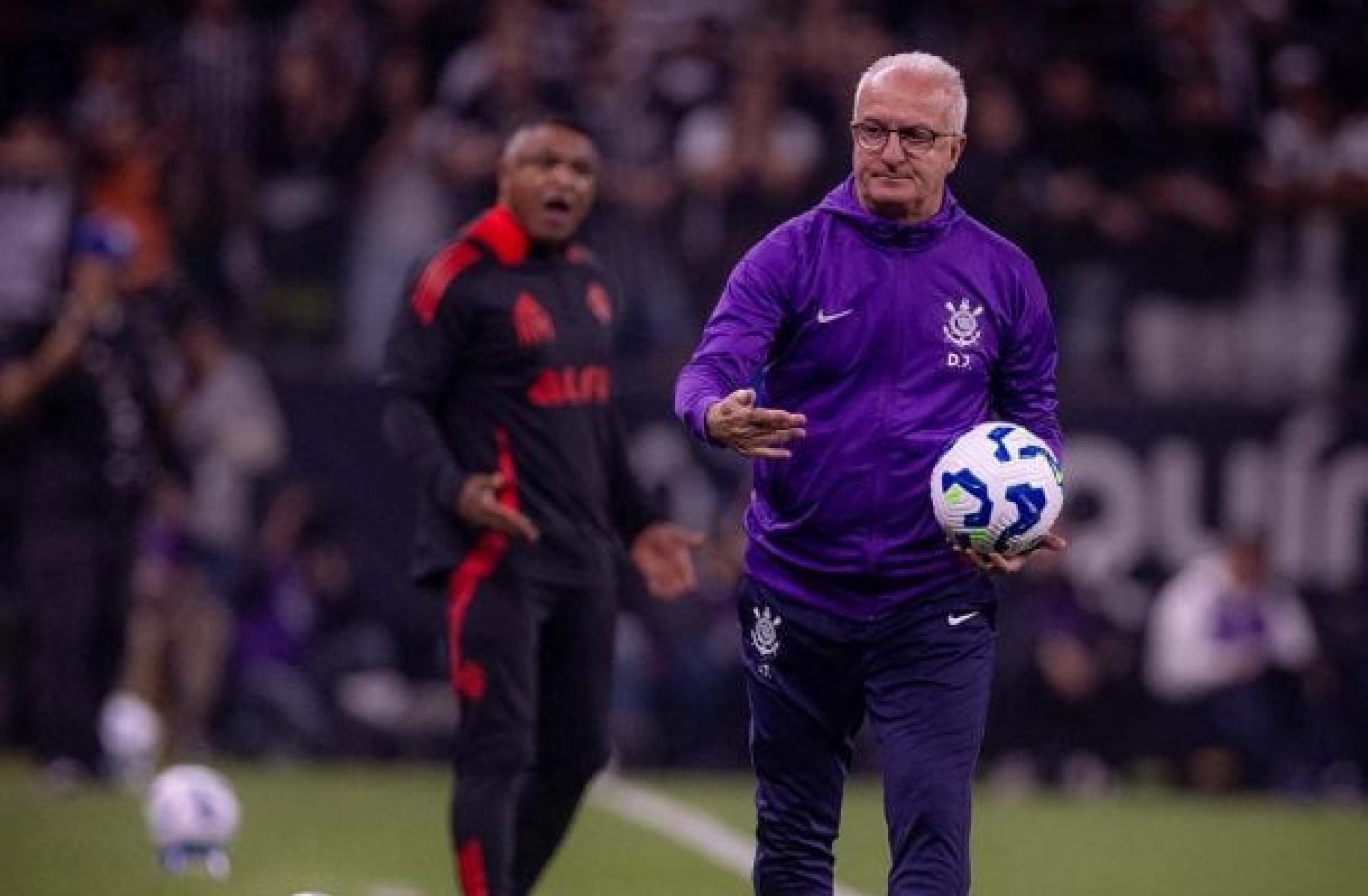 Dorival completa um mês de Corinthians com poucos treinos e turbulência interna