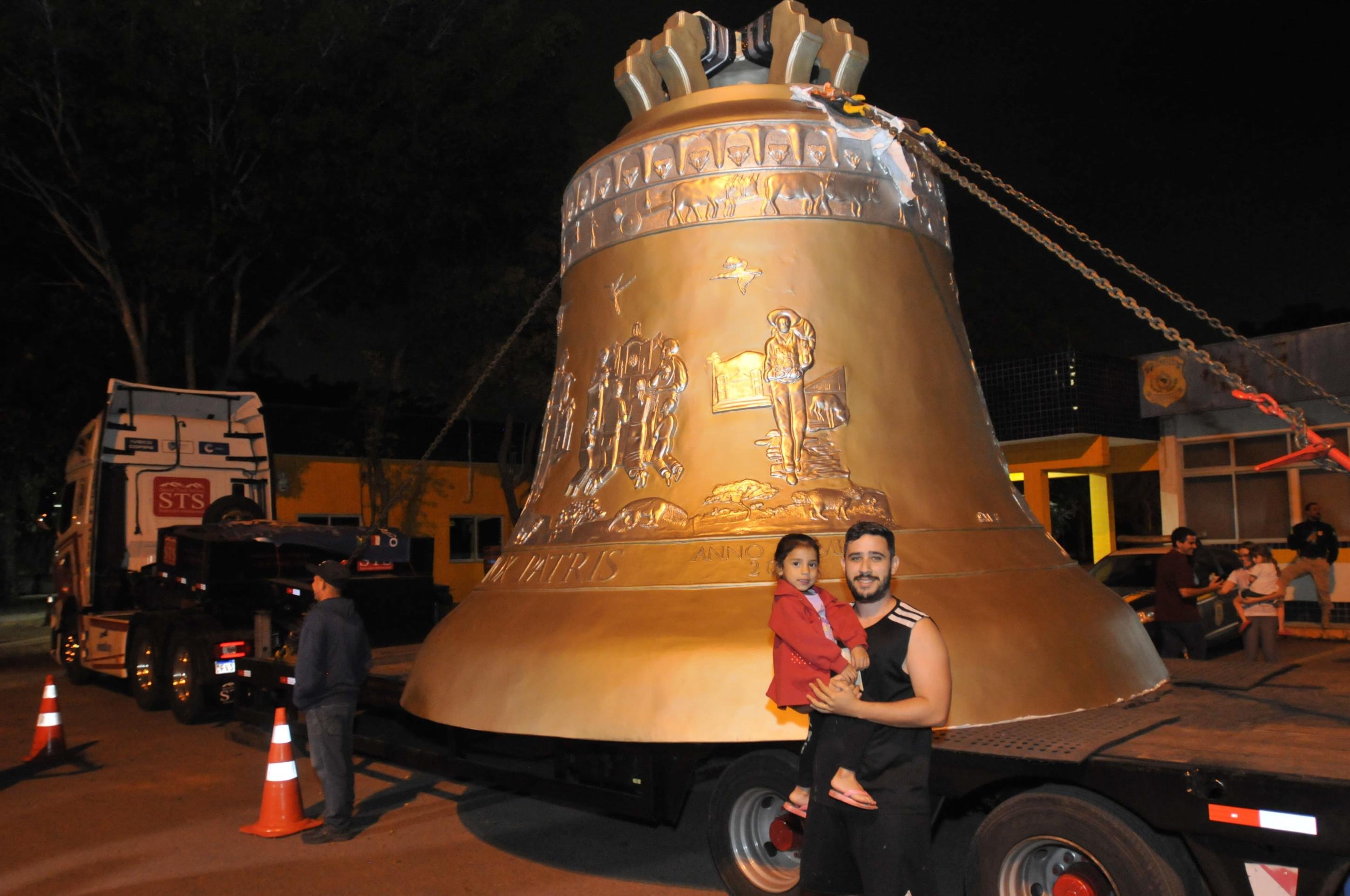 Guilherme de Aguiar Rodrigues acompanha a jornada do sino desde a sua construção, na Polônia