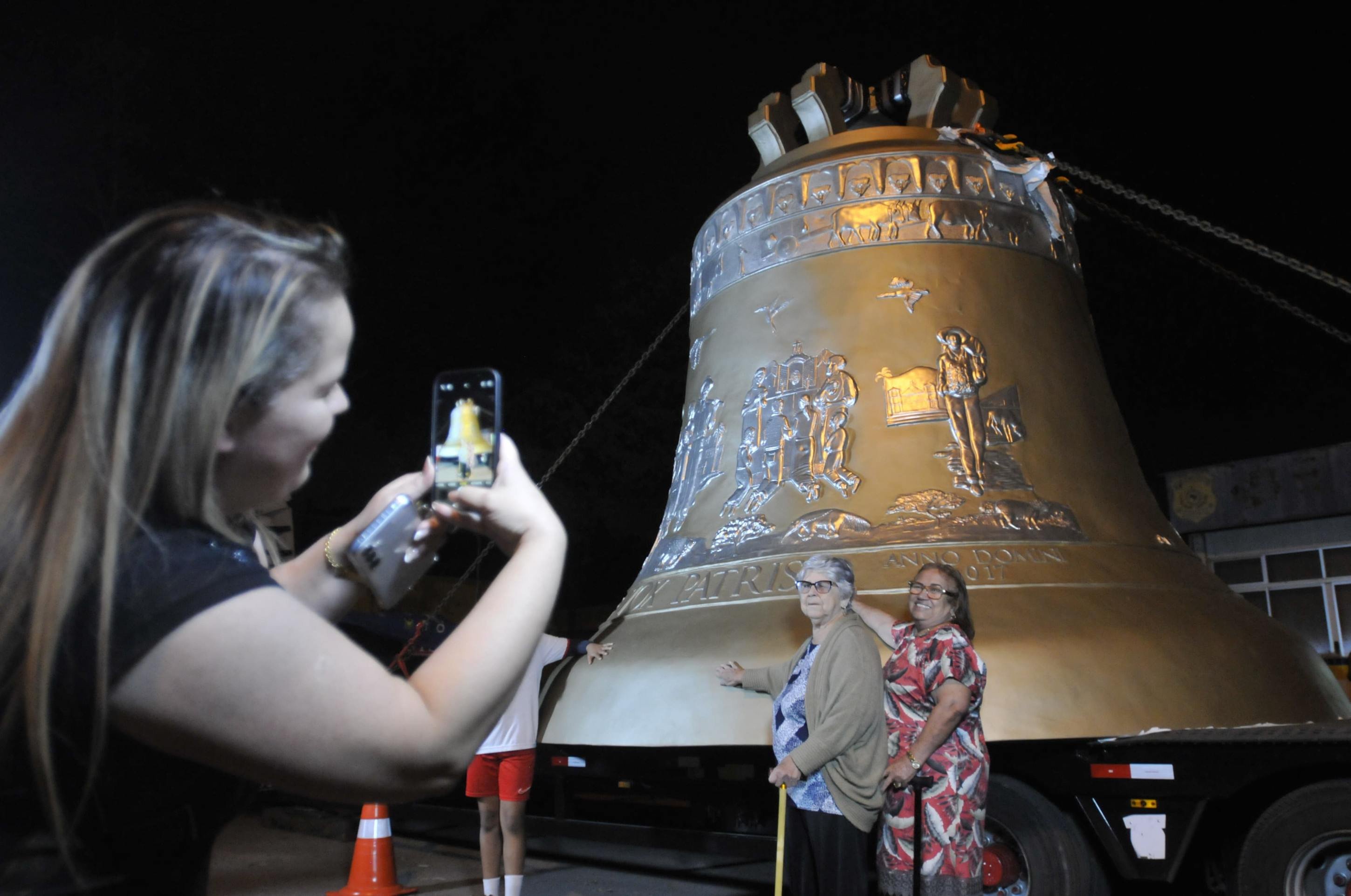 As amigas Dunalva e Alice saíram de Luziânia para prestigiar a chegada do objeto