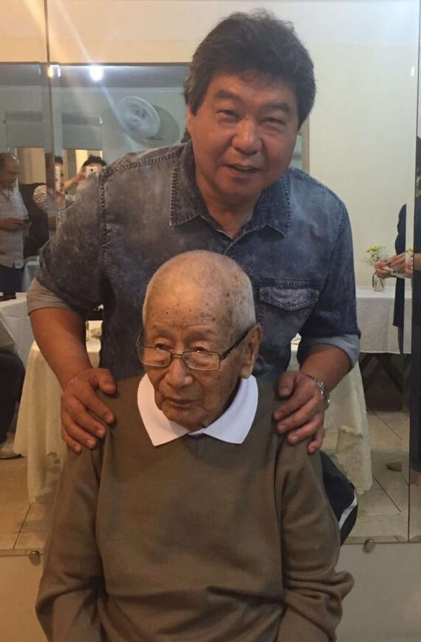 Toshio Nakamura, diretor do Galois, com o pai, na celebração dos 100 anos dele