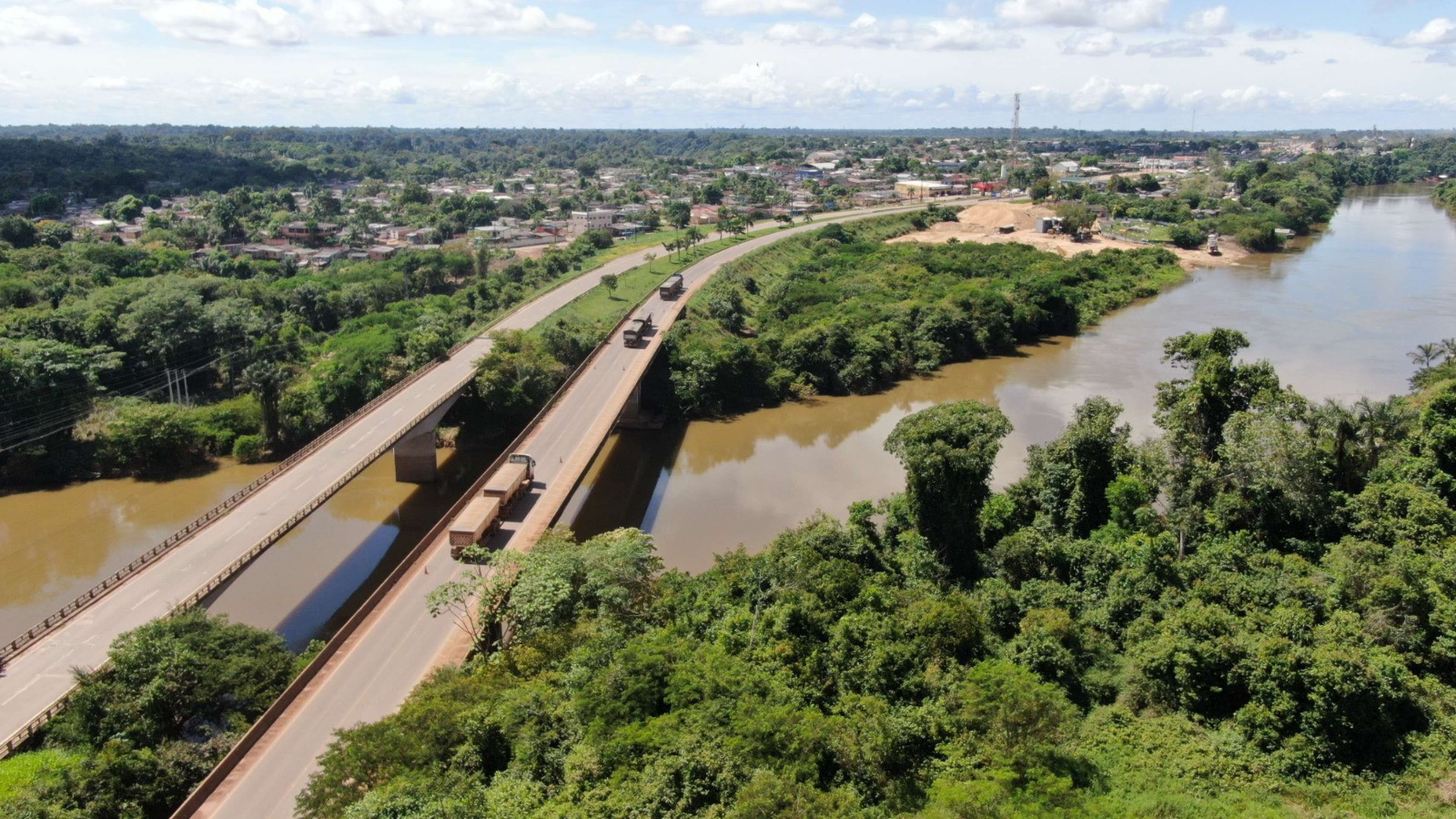 Ponte na BR-364, uma das principais rodovias do país, corre risco de colapso