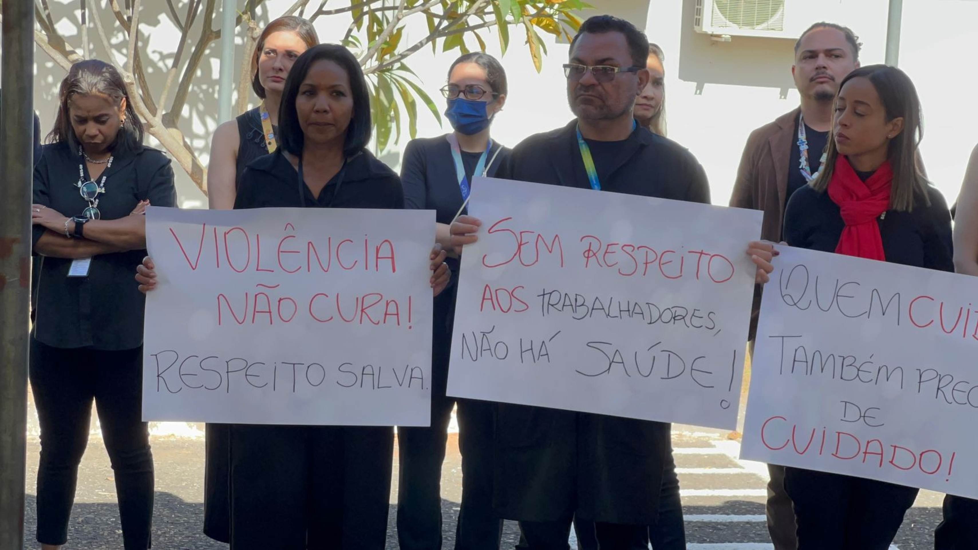Profissionais de UBS atacada por paciente protestam por mais investimento