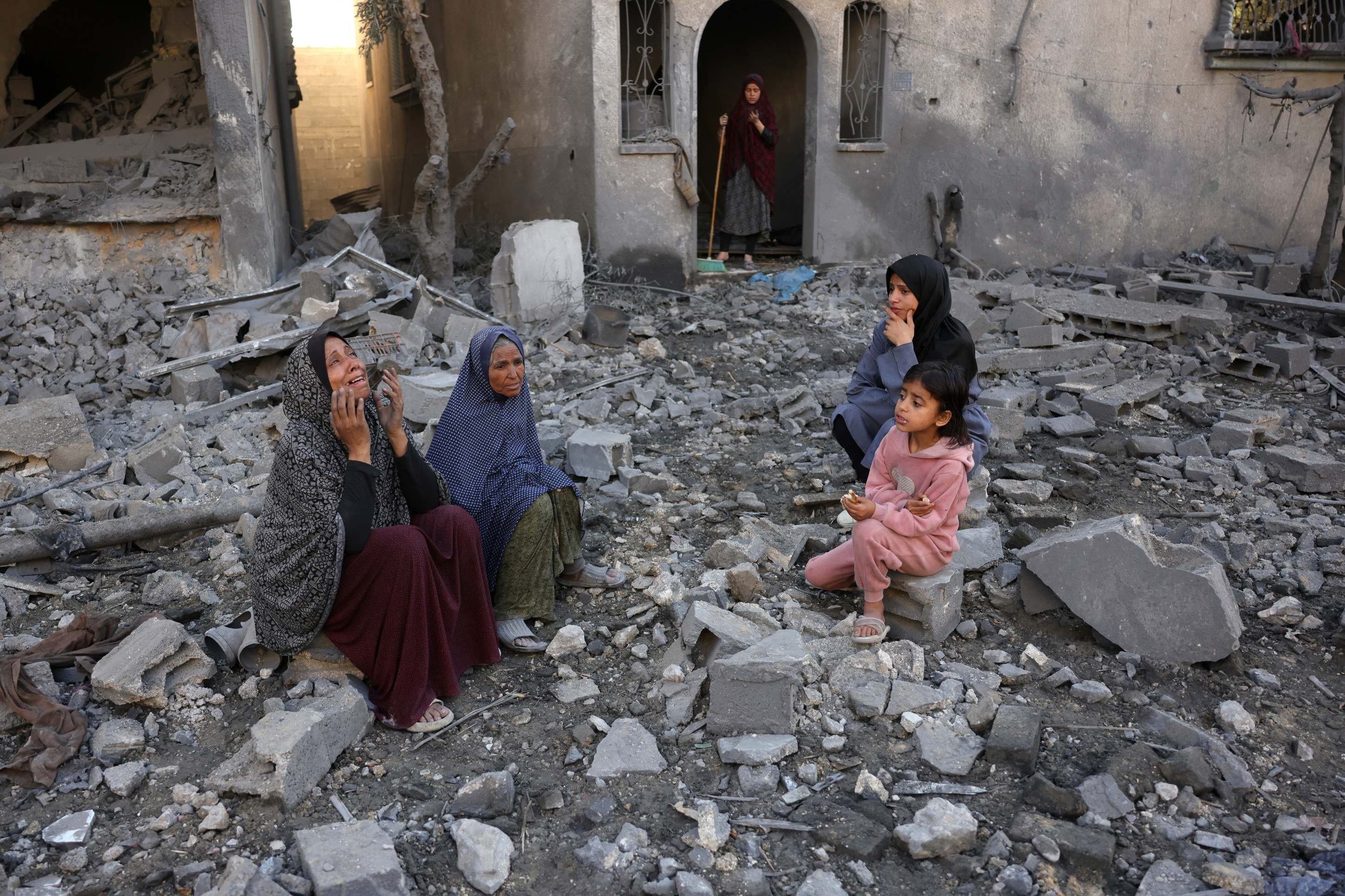 Palestinos reagem em local atingido por bombadeio durante a madrugada, no campo de refugiados de Jabalia (centro)  -  (crédito: Bashar Taleb/AFP)