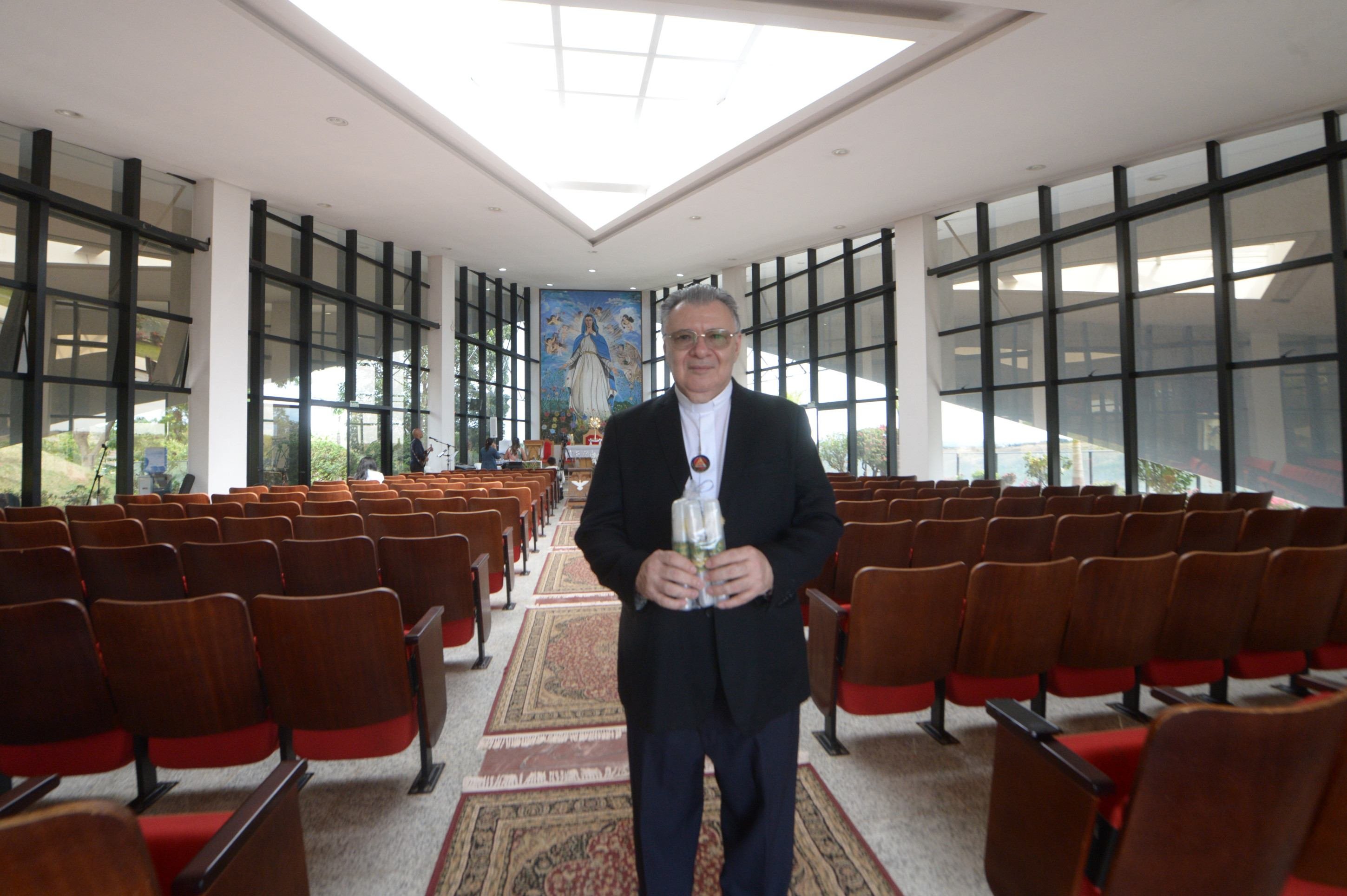 Padre Moacir Anastácio recebeu o Correio nas instalações do Centro de Evangelização Renascidos em Pentecostes, em Ceilândia 28/05/2025 - Ed Alves CB/DA Press. Cidades. Entrevista com Padre Moacir Anastacio, da Comunidade Renascidos em Pentecostes.