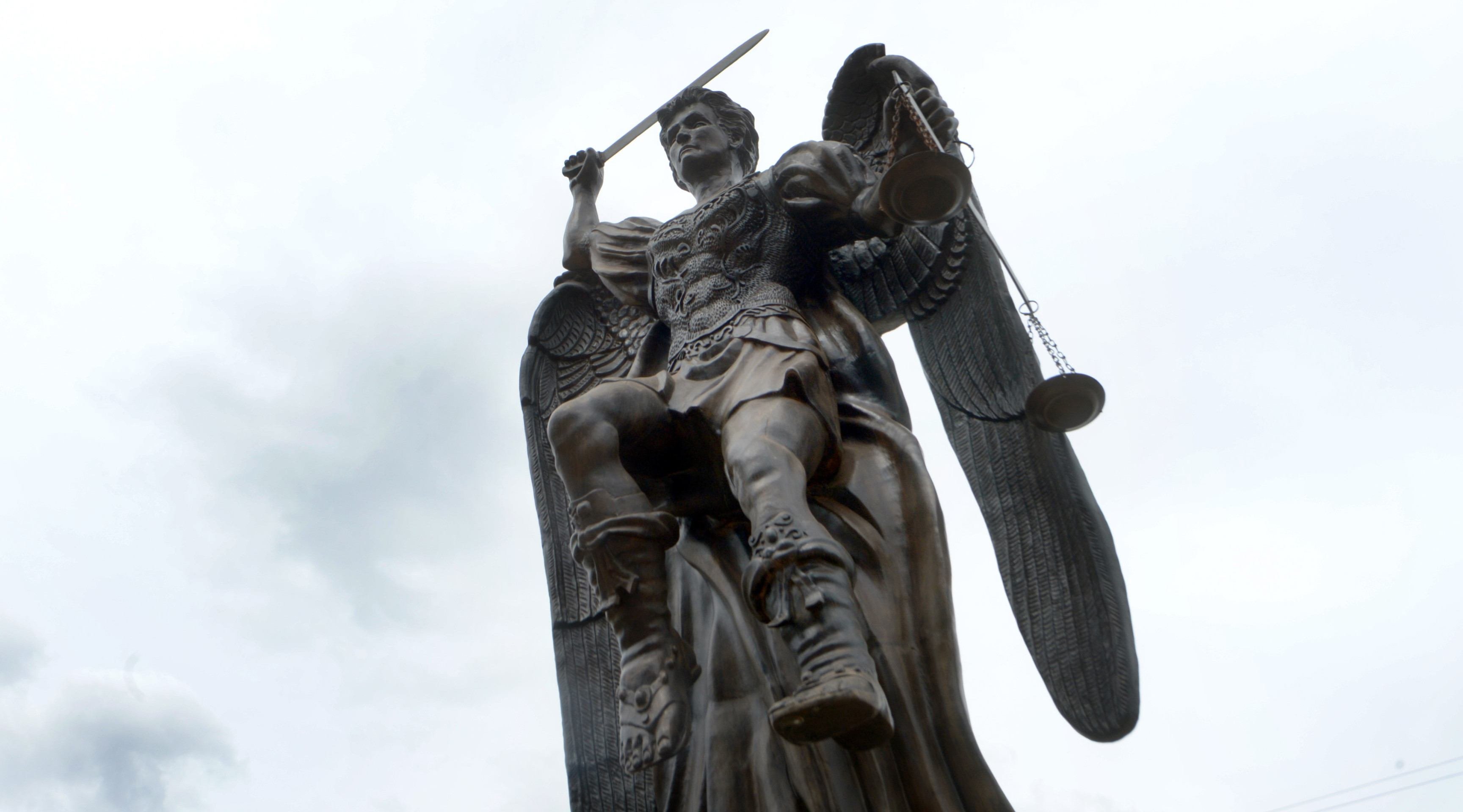 Escultura do Arcanjo São Miguel no Centro de Evangelização Renascidos em Pentecostes, em Ceilândia 28/05/2025 - Ed Alves CB/DA Press. Cidades. Entrevista com Padre Moacir Anastacio, da Comunidade Renascidos em Pentecostes.