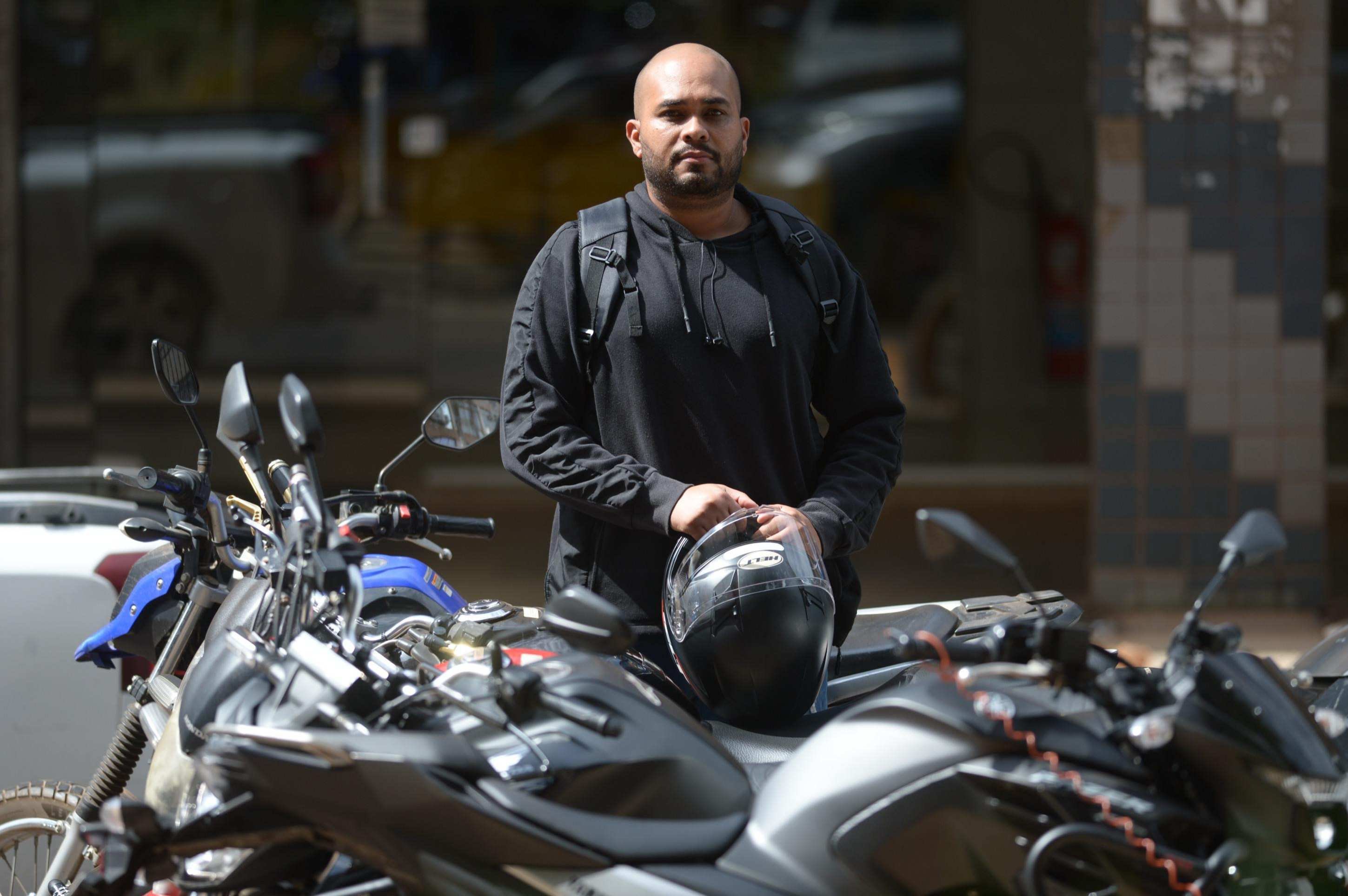 'Toda vez que eu pego o capecete, meu coração aperta', diz Thiago Mariano 30/05/2025 - Ed Alves CB/DA Press. Cidades. Nova faixa (Azul) para os Motoqueiros - Motociclistas. Na foto, Thiago Mariano.