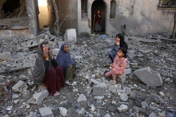 Palestinos reagem em local atingido por bombadeio durante a madrugada, no campo de refugiados de Jabalia (centro)  -  (crédito: Bashar Taleb/AFP)
