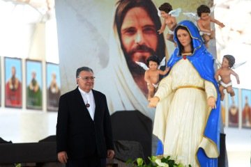 Padre Moacir Anastácio, de 63 anos, conta que teve a revelação das velas há 25 anos -  (crédito: Fotos:  Ed Alves CB/DA Press)