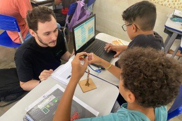 A empresa de Rafael Mascarenhas apresenta a robótica para a alunos de escolas públicas e particulares -  (crédito: Arquivo pessoal)