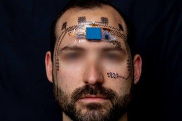 A 'e-tattoo' consiste em uma bateria leve e sensores finos semelhantes a adesivos -  (crédito: Divulgação/Dispositivo/Huh et al.)