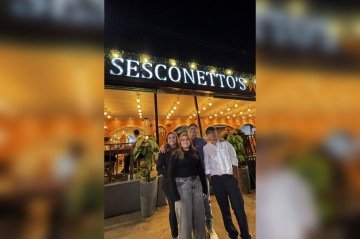 Família Sesconetto, João, Patrícia, João Lucas e Maria Clara, dona da Pizzaria Sesconetto's - (crédito: Sesconetto's/ Divulgação) Família Sesconetto, João, Patrícia, João Lucas e Maria Clara, dona da Pizzaria Sesconetto's - (crédito: Sesconetto's/ Divulgação)