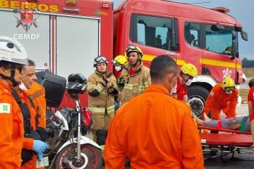 Quatro veículos se envolveram no acidente -  (crédito: CBMDF/Divulgação)