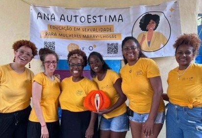 Laura Ramos Tomás (esq.), fala com mulheres da comunidade durante roda de conversa -  (crédito: BBC) -Laura Ramos Tomás (esq.), fala com mulheres da comunidade durante roda de conversa -  (crédito: BBC)