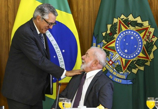 O lançamento ocorreu no Palácio do Planalto, com o presidente Luiz Inácio Lula da Silva (PT) e o ministro da Saúde, Alexandre Padilha - (crédito: Marcelo Camargo/Agência Brasil)
