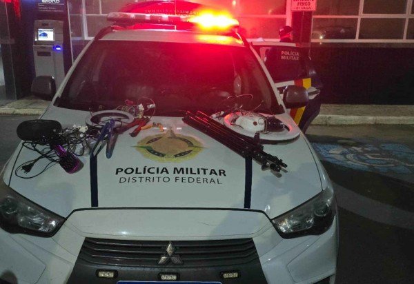 Dupla é detida por furtar salão de beleza durante a madrugada - (crédito: PMDF/Divulgação)