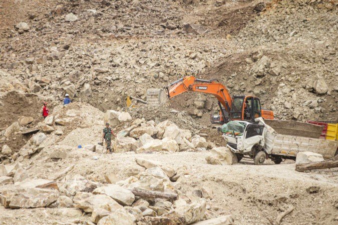 Rescuers use heavy equipment to search for landslide victims buried under rocks at the C excavation site in Cipanas, Dukupuntang, Cirebon Regency, West Java, on May 30, 2025. At least eight people were killed and a dozen injured on May 30 in a rockfall at a limestone quarry on Indonesia's Java island, police said. (Photo by Rizky Josahema Tambunan / AFP)
- (crédito: AFP) Rescuers use heavy equipment to search for landslide victims buried under rocks at the C excavation site in Cipanas, Dukupuntang, Cirebon Regency, West Java, on May 30, 2025. At least eight people were killed and a dozen injured on May 30 in a rockfall at a limestone quarry on Indonesia's Java island, police said. (Photo by Rizky Josahema Tambunan / AFP)
- (crédito: AFP)