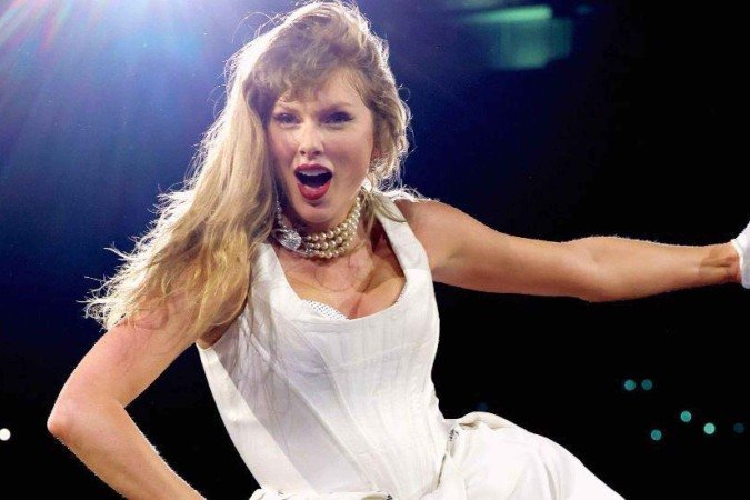 Swift posou com cópias em vinil de seus seis primeiros álbuns para celebrar a notícia - (crédito: TAS Rights Management) Swift posou com cópias em vinil de seus seis primeiros álbuns para celebrar a notícia - (crédito: TAS Rights Management)