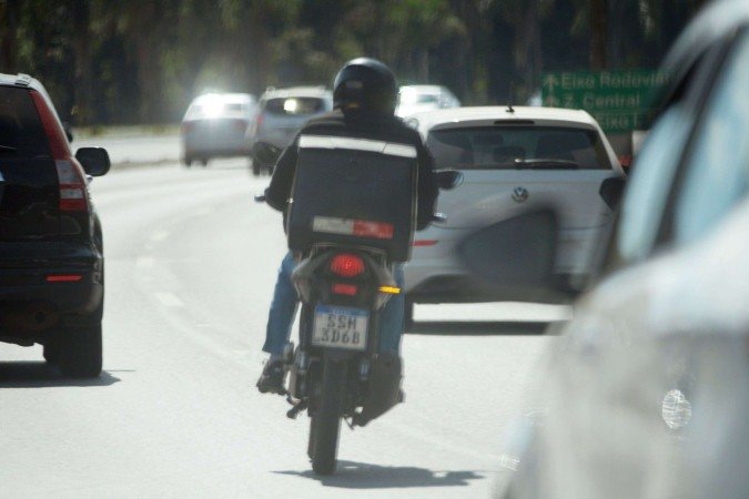 Motociclista morre ao ser atingido por carro e arremessado contra poste em SP