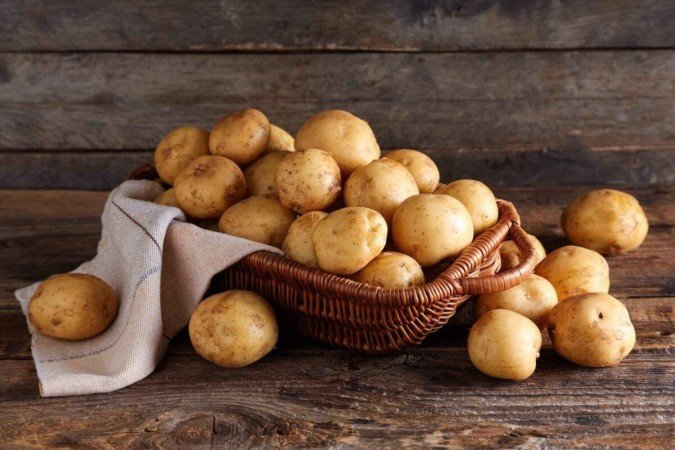 A batata é um tubérculo versátil e nutritivo que pode apoiar a saúde e o bem-estar do corpo (Imagem: Pixel-Shot | Shutterstock) - (crédito: EdiCase) A batata é um tubérculo versátil e nutritivo que pode apoiar a saúde e o bem-estar do corpo (Imagem: Pixel-Shot | Shutterstock) - (crédito: EdiCase)