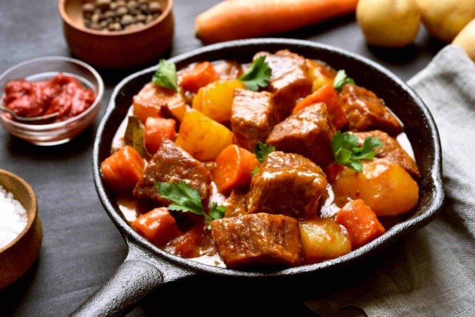 Ensopado de carne com cenoura e batata (Imagem: Tatiana Volgutova | Shutterstock) - (crédito: EdiCase) Ensopado de carne com cenoura e batata (Imagem: Tatiana Volgutova | Shutterstock) - (crédito: EdiCase)