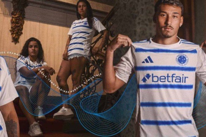 Nova camisa possui listras como onda sonoras do hino - (crédito: Foto: Divulgação/Cruzeiro) Nova camisa possui listras como onda sonoras do hino - (crédito: Foto: Divulgação/Cruzeiro)