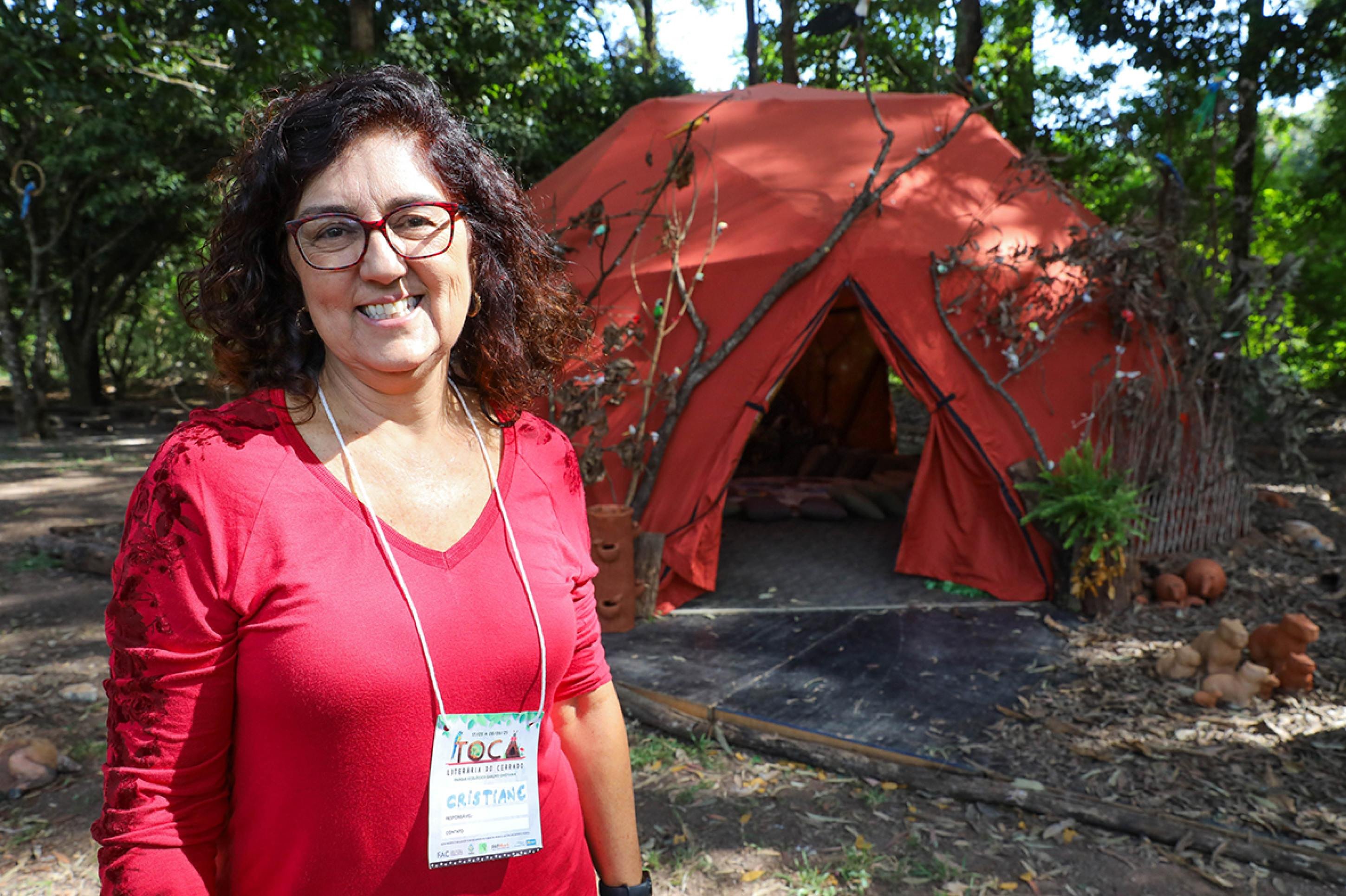Cristiane passeava no parque quando viu a Toca e parou para conhecer o projeto
