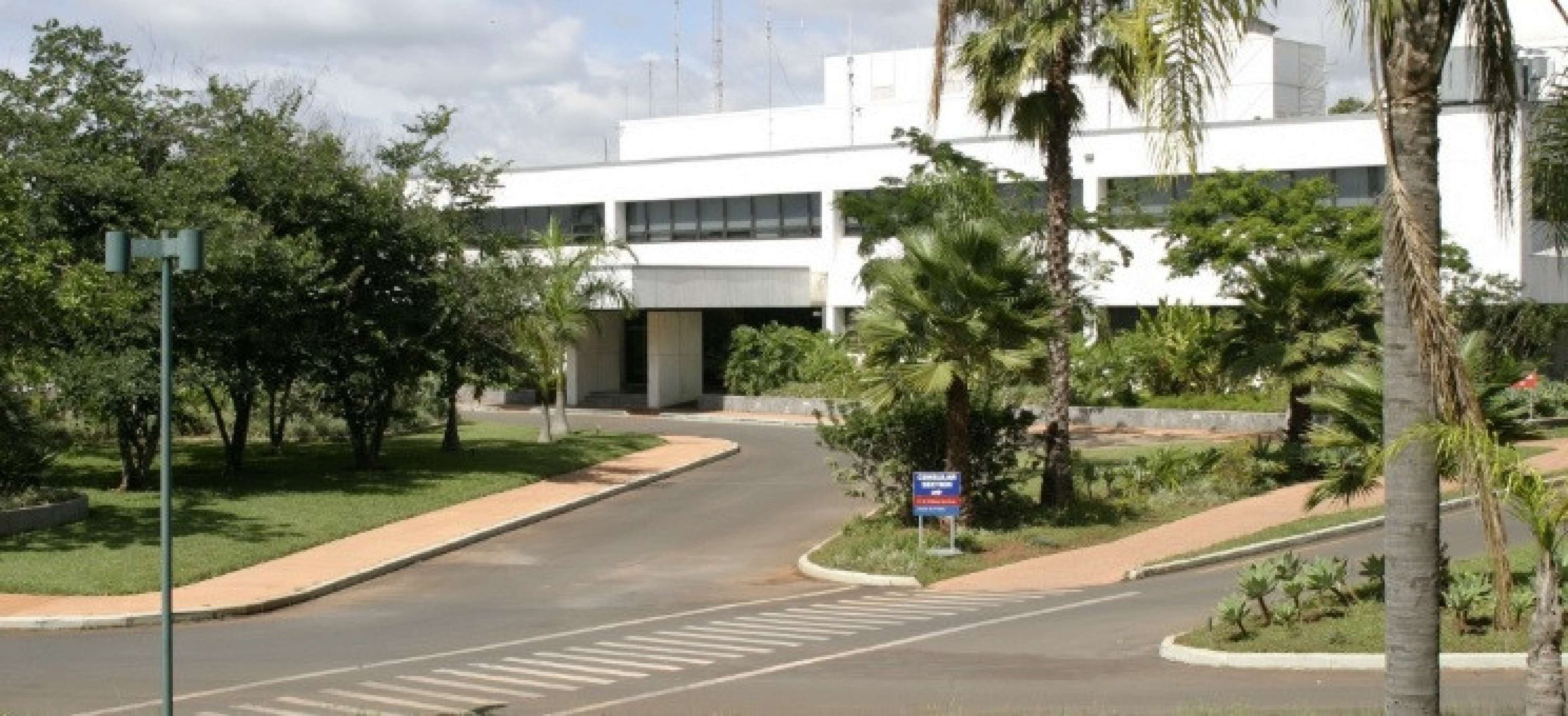 Frente da Embaixada dos Estados Unidos, em Brasília