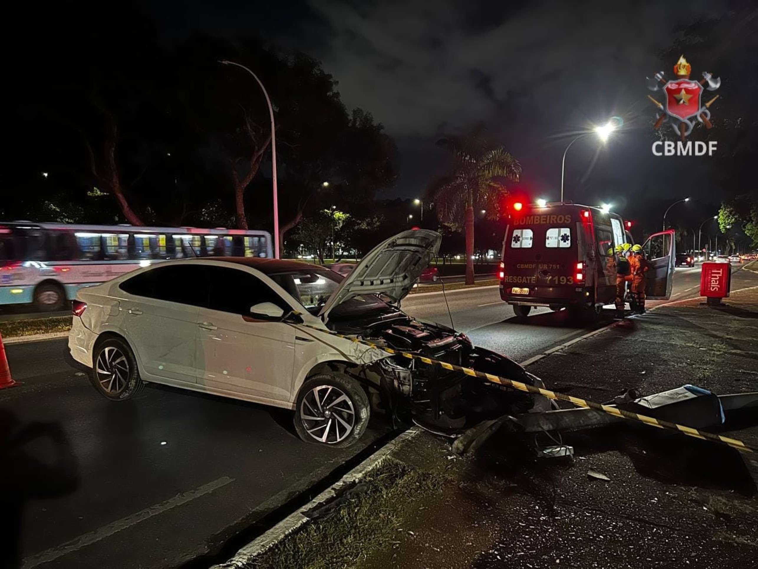 Após colisão entre carros, um dos veículos derruba poste no Eixinho Sul Após colisão entre carros, um dos veículos derruba poste no Eixinho Sul