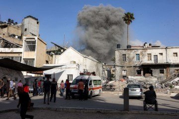 Onda de fumaça no bairro de Daraj, na cidade de Gaza, após bombardeios israelenses neste sábado (31/5) -  (crédito: Omar AL-QATTAA / AFP)