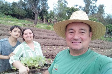A agricultora Patrícia da Silva Ramos, de 32 anos, do assentamento Polônio de Carvalho, em Guaíba, com o marido, Nelson, e o filho, Vagner -  (crédito: Arquivo pessoal)