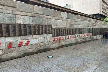 Memorial do Holocausto de Paris é vandalizado -  (crédito: Reprodução/X/Congresso Judaico Europeu )