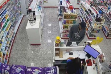 O homem de 18 anos acusado de invadir uma drogaria em Taguatinga foi preso na noite dessa quinta-feira -  (crédito: PCDF)