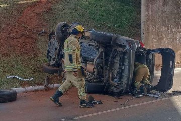 O carro caiu do viaduto na L2 Sul -  (crédito: CBMDF/Divulgação)