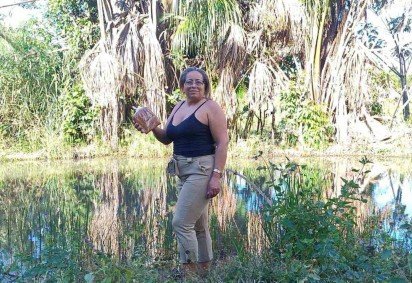 Agricultora Zenita Lopes retira da vereda preservada em seu terreno, na localidade de Paracatu, o buriti que é transformado em doce -  (crédito: Luiz Ribeiro/EM/D.A Press)