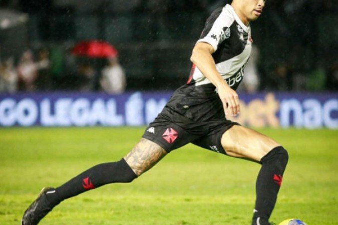 JOÃO VICTOR - Lento e dá muito espaço no combate aos atacantes. Assim, viu Pitta matar no peito e fuzilar Léo Jardim. NOTA 3,0 - Foto: Matheus Lima/Vasco
