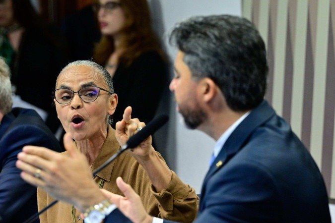 Comiss..o de Servi..os de Infraestrutura (CI) recebe a ministra de Estado do Meio Ambiente e Mudan..a do Clima, para discutir com os senadores a poss..vel cria....o de uma unidade de conserva....o marinha na Regi..o Norte...Mesa: .secret..rio-executivo do Conselho Nacional do Meio Ambiente (Conama), Jo..o Paulo Capobianco;.ministra de Estado do Meio Ambiente e Mudan..a do Clima, Marina Silva;.presidente da CI, senador Marcos Rog..rio (PL-RO)...Foto: Geraldo Magela/Ag..ncia Senado
- (crédito: Geraldo Magela/Agência Senado) Comiss..o de Servi..os de Infraestrutura (CI) recebe a ministra de Estado do Meio Ambiente e Mudan..a do Clima, para discutir com os senadores a poss..vel cria....o de uma unidade de conserva....o marinha na Regi..o Norte...Mesa: .secret..rio-executivo do Conselho Nacional do Meio Ambiente (Conama), Jo..o Paulo Capobianco;.ministra de Estado do Meio Ambiente e Mudan..a do Clima, Marina Silva;.presidente da CI, senador Marcos Rog..rio (PL-RO)...Foto: Geraldo Magela/Ag..ncia Senado
- (crédito: Geraldo Magela/Agência Senado)