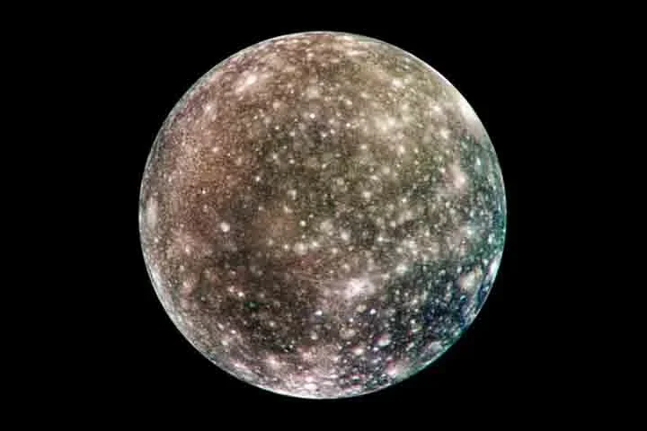 Calisto orbita o planeta Júpiter e foi descoberta por Galileu em 1610. É a terceira maior lua do Sistema Solar . - (crédito: NASA) Calisto orbita o planeta Júpiter e foi descoberta por Galileu em 1610. É a terceira maior lua do Sistema Solar . - (crédito: NASA)