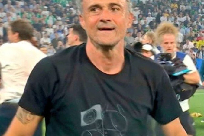 TÉCNICO: LUIS ENRIQUE – Sua montagem do time e o esquema tático foram perfeitos. O PSG, simplesmente numa final de Champions e diante de um rival que vinha com campanha superior, anulou tudo que a Inter tentou. Acertou o time de forma notável. Nenhuma nota pode ser inferior a NOTA 10. Foto: Reprodução  de TV
