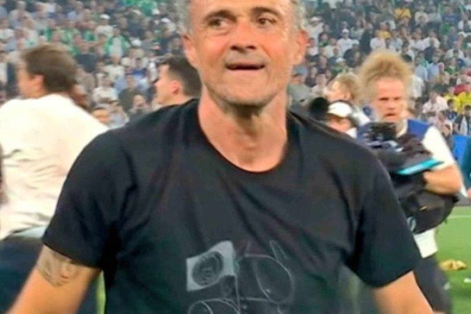 Luís Henrique vestiu camisa em memória da filha Xana, na comemoração pelo título do PSG - (crédito: Foto: Reprodução redes sociais ) Luís Henrique vestiu camisa em memória da filha Xana, na comemoração pelo título do PSG - (crédito: Foto: Reprodução redes sociais )