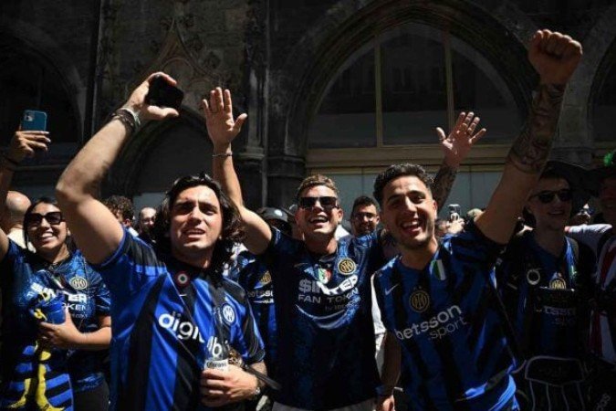 Torcedores da Inter são maioria nos arredores da Allianz Arena momentos antes da decisão da Liga dos Campeões - (crédito: Foto: Justin Setterfield/Getty Images) Torcedores da Inter são maioria nos arredores da Allianz Arena momentos antes da decisão da Liga dos Campeões - (crédito: Foto: Justin Setterfield/Getty Images)